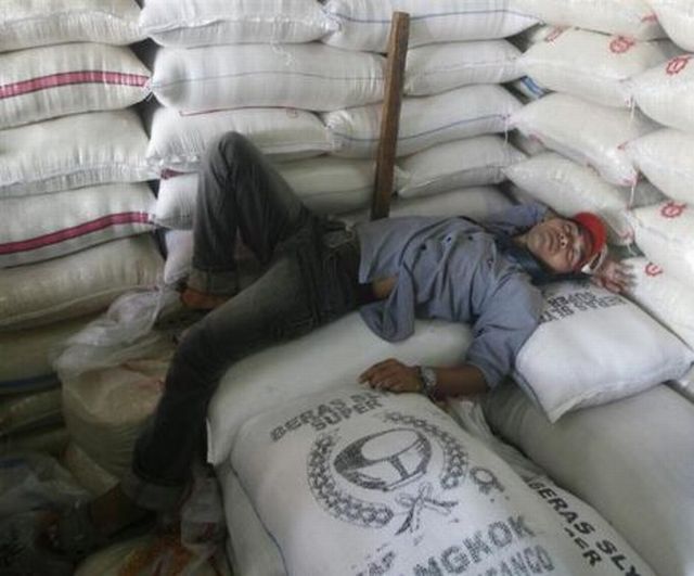 People Sleeping Everywhere (40 pics)