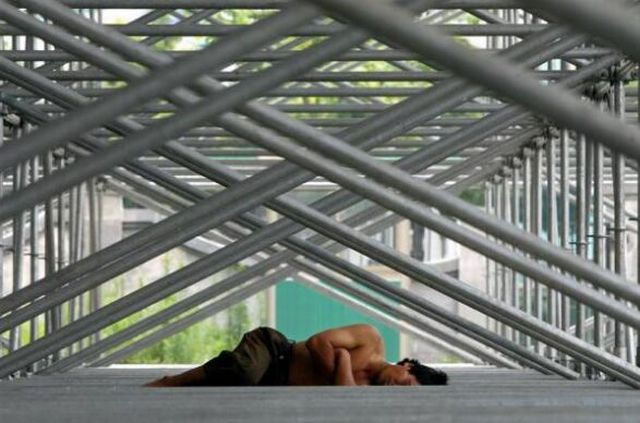 People Sleeping Everywhere (40 pics)