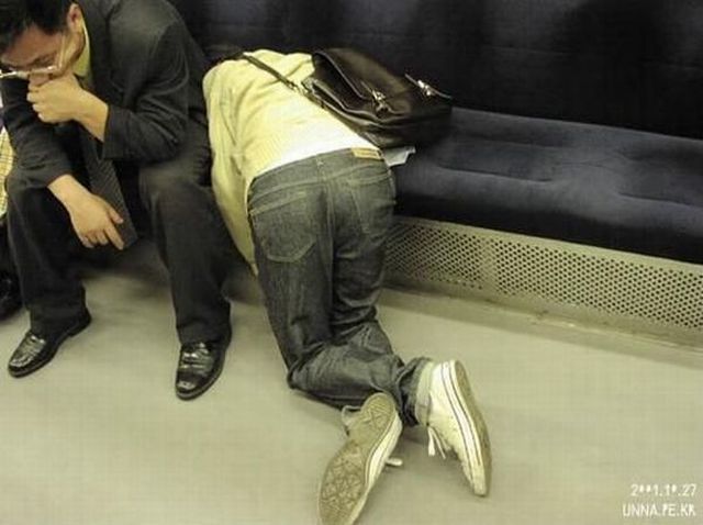 People Sleeping Everywhere (40 pics)