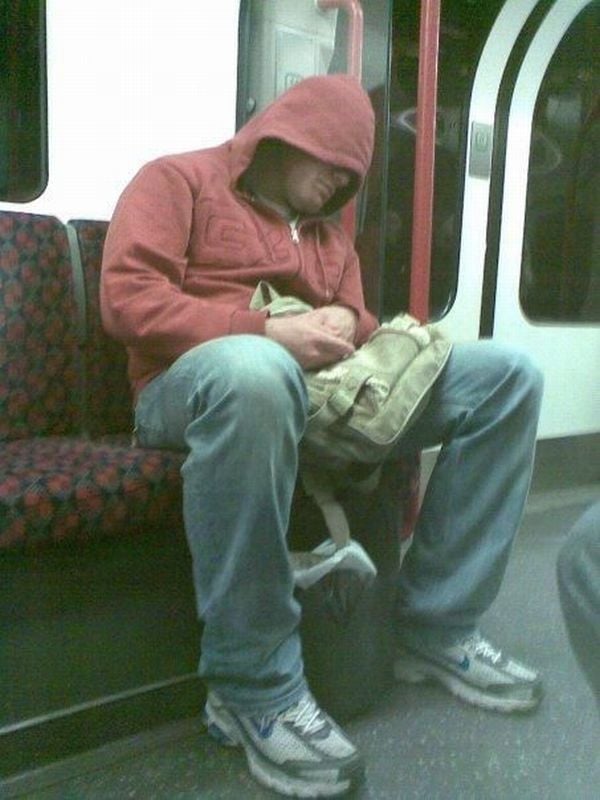 People Sleeping Everywhere (40 pics)