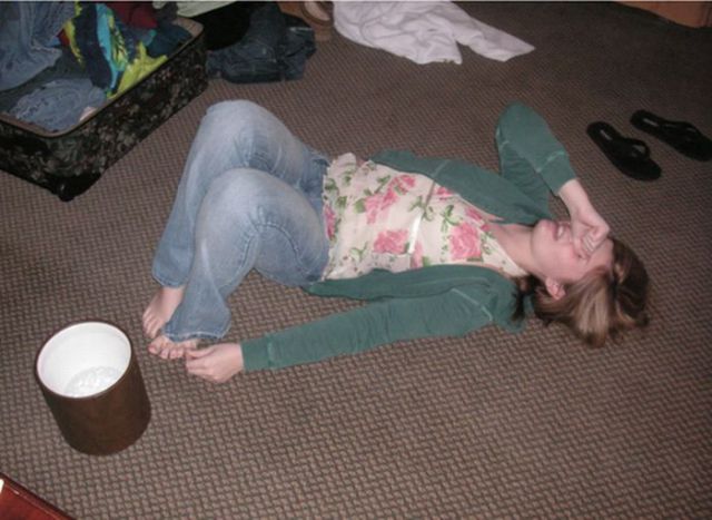 Girls with Stubbed Toes Making Faces (18 pics)