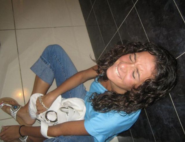 Girls with Stubbed Toes Making Faces (18 pics)