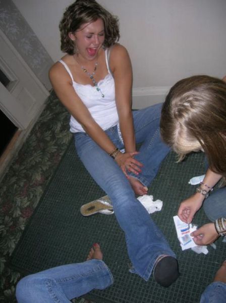 Girls with Stubbed Toes Making Faces (18 pics)