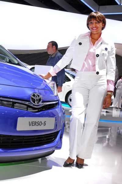 Girls from the 2010 Paris Motor Show (109 pics)