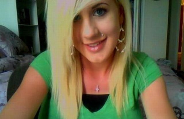 Would You Date Her? (9 pics)