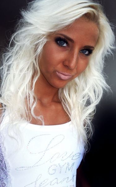 Girl In Love With Tanning