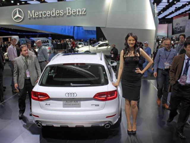 Detroit Auto Show Babes