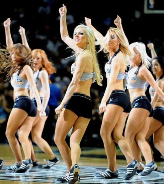 Spurs Cheerleaders Are Easy on the Eye