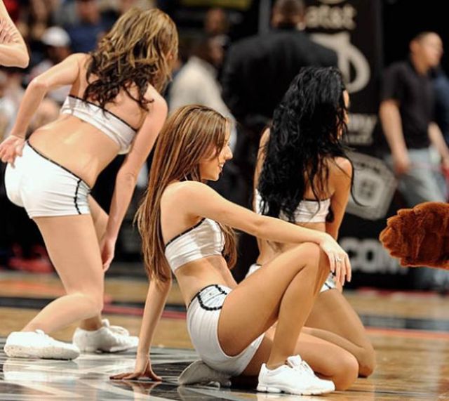 Spurs Cheerleaders Are Easy on the Eye