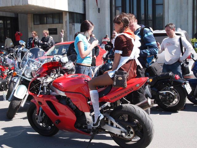 This Motorcycle Chick Is Really Steamy