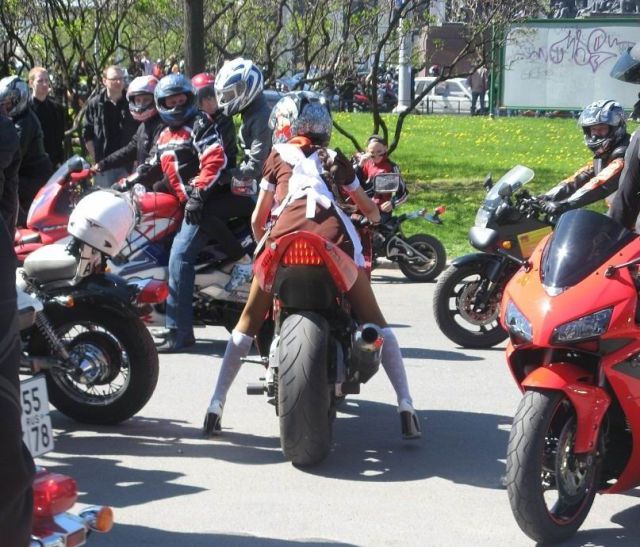 This Motorcycle Chick Is Really Steamy