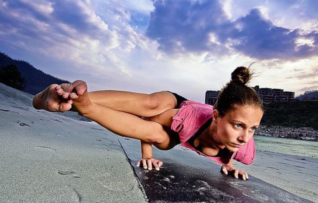 These Stretching Girls Will Raise Your… Mood!