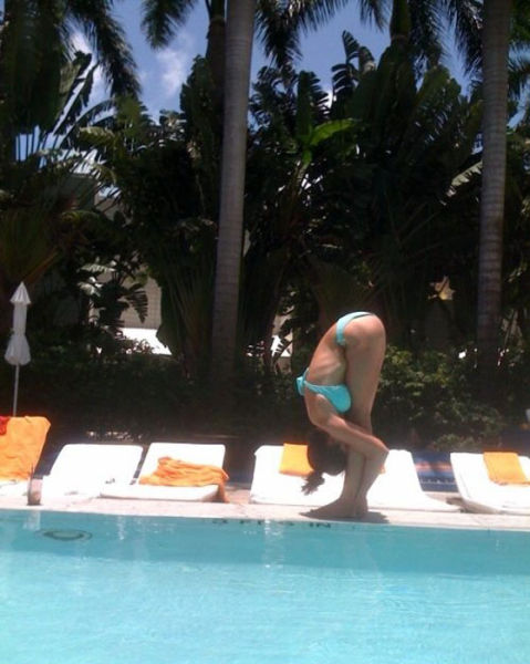 These Stretching Girls Will Raise Your… Mood!