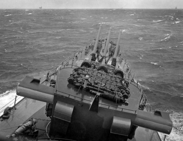 Great Photos of Navy Ships in the Middle of the Ocean