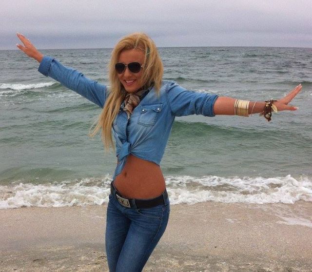 Hot Girls Rock Out with Their Denims On