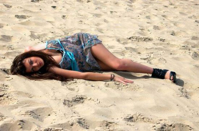 Models Posing in Really Uncomfortable Positions