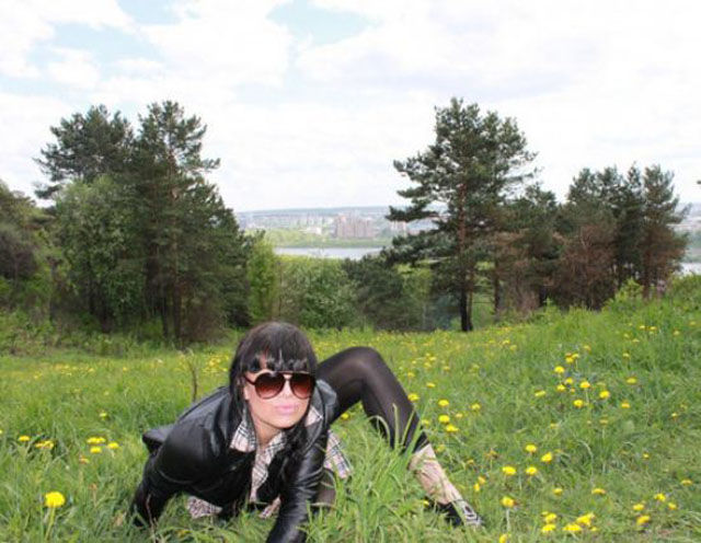 Models Posing in Really Uncomfortable Positions