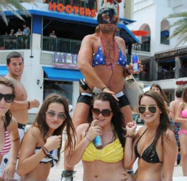 Weird Beachgoers That Will Totally Ruin Your Beach Day