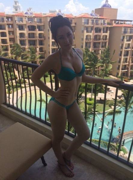 Beautiful Babes in Skimpy Bikinis