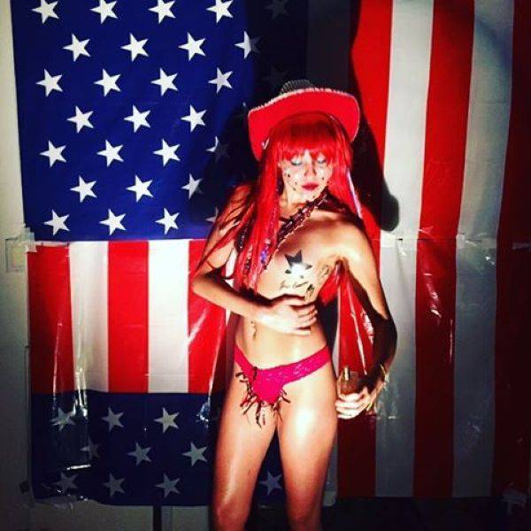 Glitter Nipples Are A New Raging Trend Today