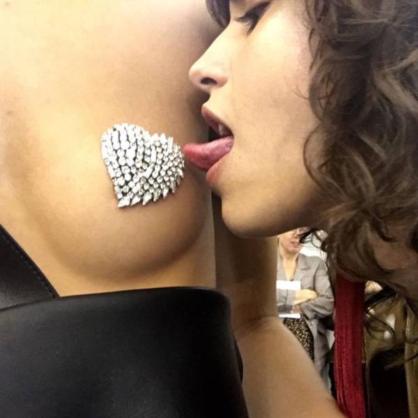 Glitter Nipples Are A New Raging Trend Today